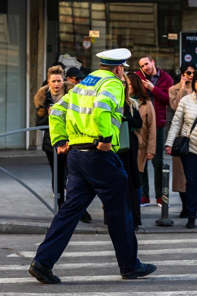 Politieagent Roemeense Verkeerspolitie Politia Rutiera Leidt Het Verkeer Tijdens Spits — Stockfoto