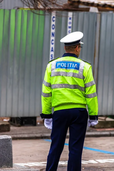 Politieagent Roemeense Verkeerspolitie Politia Rutiera Leidt Het Verkeer Tijdens Spits — Stockfoto