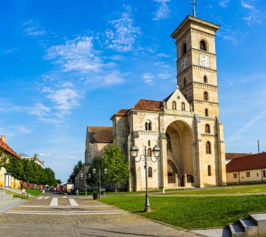 Romanya 'nın Alba Iulia kentindeki güneşli bir günde katolik katedralin manzarası, 2021