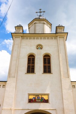 Mimari ayrıntılar, Romanya 'nın Bükreş kenti yakınlarındaki bir ortodoks kilise manastırının güzel manzarası, 2021