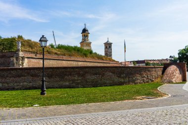 Romanya 'nın Alba Iulia kentinde güneşli bir günde Ortodoks ve Katolik katedrali manzarası