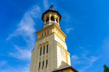 Katedralin mimari detayları. Romanya 'nın Alba Iulia kentindeki kilise manzarası, 2021.