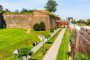 Temiz çimleri olan yeşil bir bahçe, güzel ağaçlar, kale avlusundaki sokaklar. Romanya 'nın Alba Iulia kentindeki surlar ve gezinti alanları, 2021