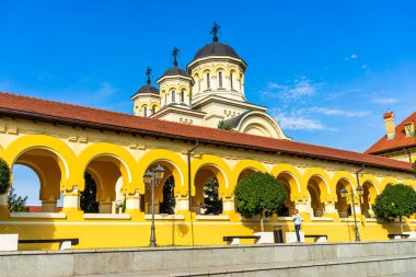 Romanya 'nın Alba Iulia kentinde güneşli bir günde Ortodoks Katedrali manzarası, 2021