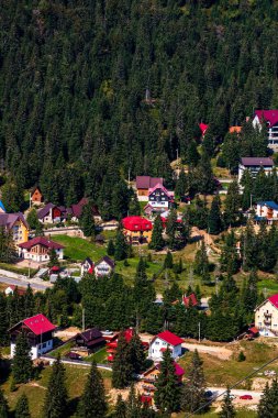 Romanya 'nın Bihor kentindeki bir dağ beldesinin yukarıdan görüntüsü, 2021