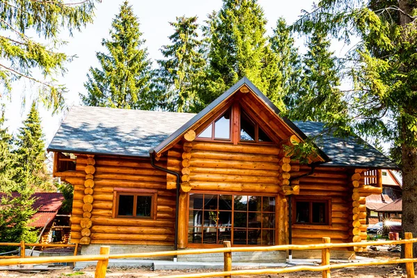 Romanya 'nın Vartop kentindeki ağaçlar arasındaki tipik ahşap ev, 2021