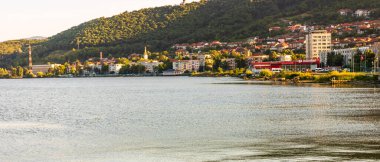 Tuna nehri ve Orsova şehri, deniz manzarası. Orsova, Romanya, 2020