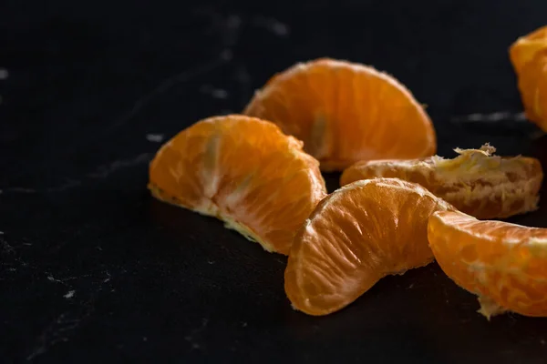 Κομμένα Πορτοκάλια Μαύρο Φόντο Νωπά Φρούτα Απομονωμένα Μαύρο — Φωτογραφία Αρχείου