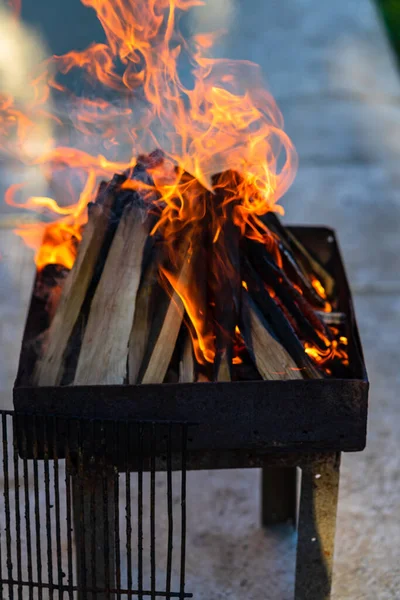 Quemando Astillas Madera Para Formar Carbón Preparación Barbacoa Fuego Antes —  Fotos de Stock