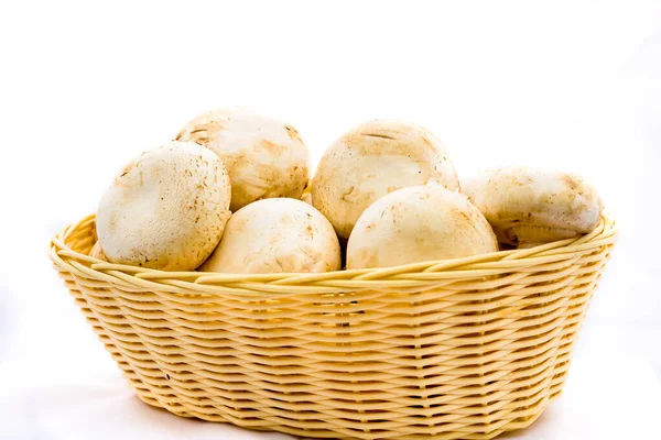 Świeże Champignons Grzyby Champignon Wiklinowym Koszu Izolowane — Zdjęcie stockowe