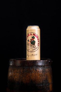 Birra Moretti birası. Tahta fıçının üzerinde, siyah arka planda. Bükreş, Romanya, 2021