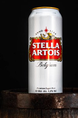 Bir kutu Stella Artois birası, bira fıçısının üzerinde, koyu arkaplanlı. Bükreş, Romanya, 2021