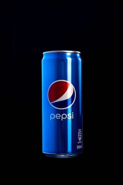 Редакционная Фотография Классической Банки Pepsi Черном Фоне Студия Бухаресте Румыния — стоковое фото
