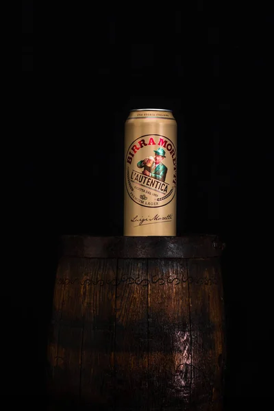 Garrafa Cerveja Birra Moretti Barril Madeira Com Fundo Escuro Foto — Fotografia de Stock