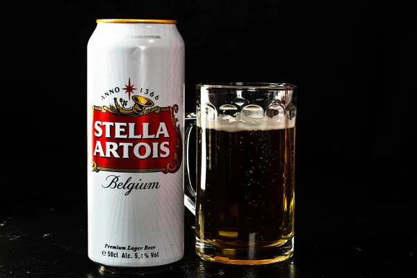 Canette Bière Stella Artois Verre Bière Sur Fond Sombre Photo — Photo