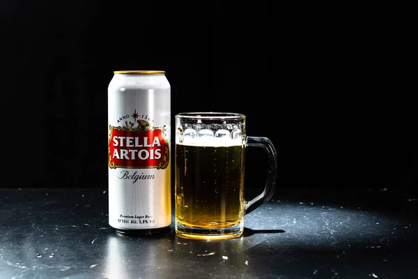 Μπύρα Stella Artois Και Ποτήρι Μπύρας Σκούρο Φόντο Ενδεικτική Φωτογραφία — Φωτογραφία Αρχείου
