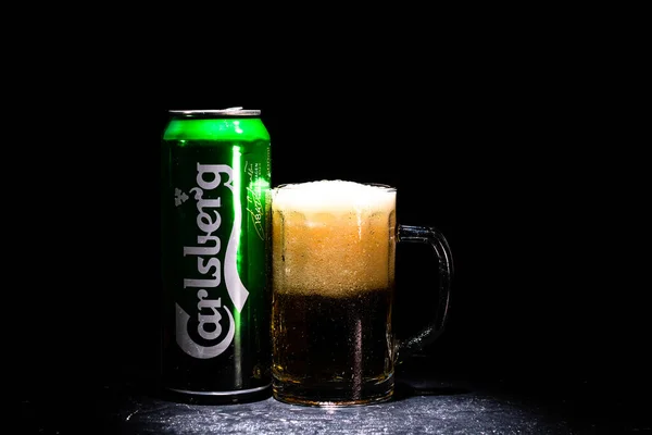 Lata Cerveja Carlsberg Copo Cerveja Fundo Escuro Fotografia Editorial Ilustrativa — Fotografia de Stock