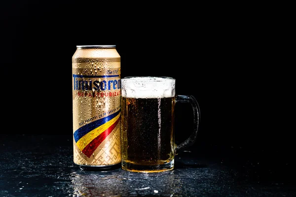 Lata Cerveja Timisoareana Copo Cerveja Fundo Escuro Fotografia Editorial Ilustrativa — Fotografia de Stock