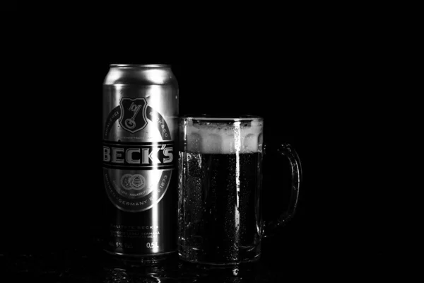 Can Beck Becks Beer Beer Glass Dark Background Illustrative Editorial — Stock Photo, Image