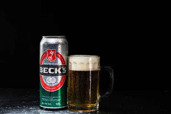 Uma Lata Cerveja Beck Becks Copo Cerveja Fundo Escuro Fotografia — Fotografia de Stock