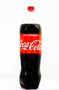 Beyaz arka planda izole edilmiş Coca-Cola plastik şişesi. Romanya 'nın Bükreş kentinde 2021 yılında çekilen illüstrasyon fotoğrafı