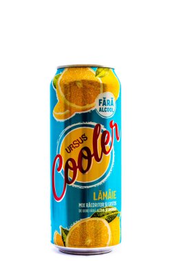 Beyaza izole edilmiş Ursus Cooler birası. Romanya 'nın Bükreş kentinde 2021 yılında çekilen illüstrasyon fotoğrafı