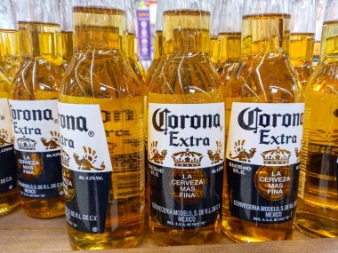 Corona Extra Birası şişeleri dünyanın en çok satan biralarından biri. Romanya, Bükreş, 2021 'de illüstrasyon editoryal fotoğraf çekimi