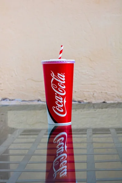2021年罗马尼亚布加勒斯特的可口可乐纸杯 — 图库照片