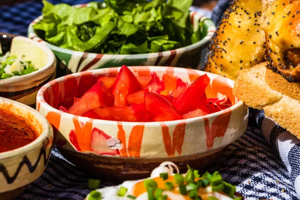 沙拉配料 番茄酱 美味煎蛋和生蔬菜的种类 用于健康早餐 — 图库照片