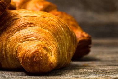 Taze ve lezzetli kruvasanlar izole edilmiş. Fransız kahvaltı konsepti.