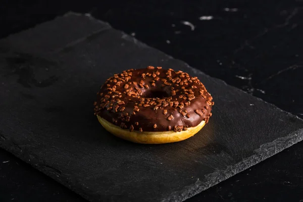 Donut Glacé Chocolat Avec Pépites Chocolat Isolées Gros Plan Délicieux — Photo