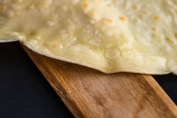 Preparando Rolando Crepes Saborosos Panquecas Doce Sobremesa Caseira — Fotografia de Stock