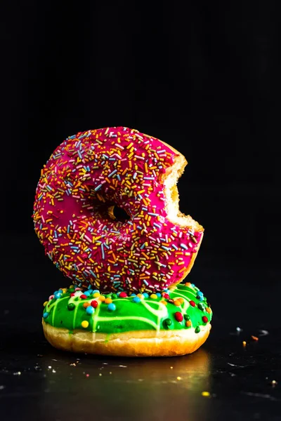 Bijten Roze Geglazuurde Donut Met Hagelslag Geïsoleerd Close Van Kleurrijke — Stockfoto