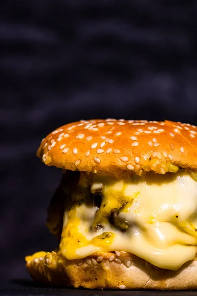 Dettaglio Gustoso Cheeseburger Fresco Manzo Con Formaggio Fuso Isolato Fondo — Foto Stock