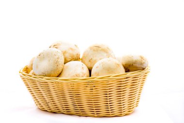 Taze şampiyonlar, hasır sepetteki şampiyon mantarlar izole edildi.