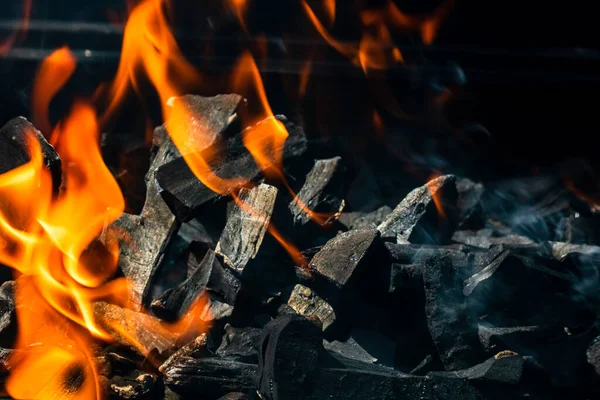 Barbacoa Parrilla Con Fuego Abierto Caliente Brillante Llameante Con Llama — Foto de Stock