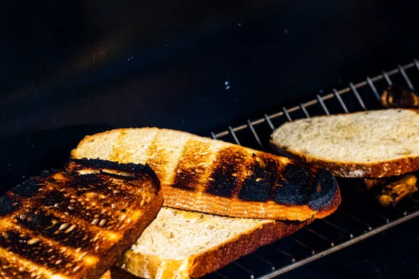 Leckeres Frisches Brot Wird Auf Holzkohlegrill Gebacken — Stockfoto