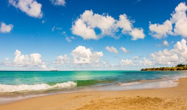 Antigua ve Barbuda Adası 'ndaki plaj, Karayip Denizi' ndeki Batı Hint Adaları