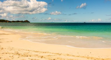 Antigua ve Barbuda Adası 'ndaki plaj, Karayip Denizi' ndeki Batı Hint Adaları