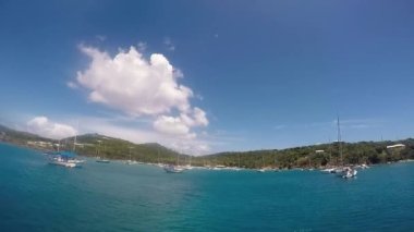 Balayı plajı Karayipler 'e yaklaşıyor. Yelkenli gemi tropik Karayip Adası 'na demir attı.