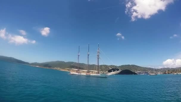 Aproximando Praia Lua Mel Caribe Navio Vela Ancorado Perto Ilha — Vídeo de Stock