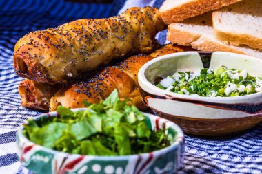 Çeşitli salata malzemeleri, domates sosu, lezzetli kızarmış yumurta ve sağlıklı kahvaltı için çiğ sebze.