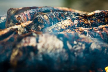 Kömür ızgarasında ızgara balık. Taze balık barbeküsü.