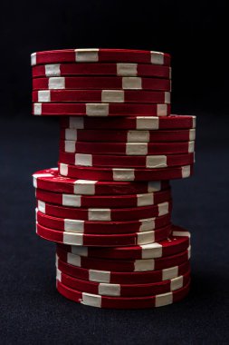 Siyah arkaplanda poker çipleri yığını