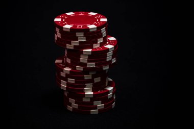 Siyah arkaplanda poker çipleri yığını