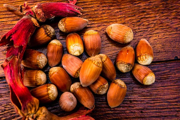 Nocciole Rosse Mature Fresche Sul Tavolo Legno — Foto Stock