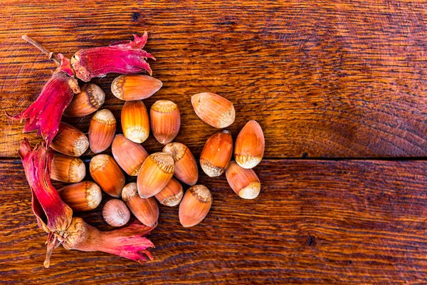 Nocciole Rosse Mature Fresche Sul Tavolo Legno — Foto Stock