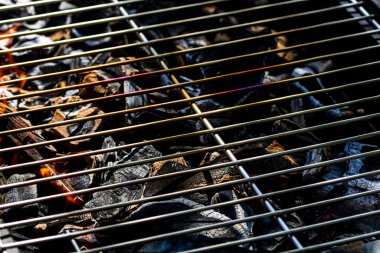 Işıl ışıl yanan ızgara ocağı. Kırmızı alevler, kömür kömürleri ve közlerle birlikte.