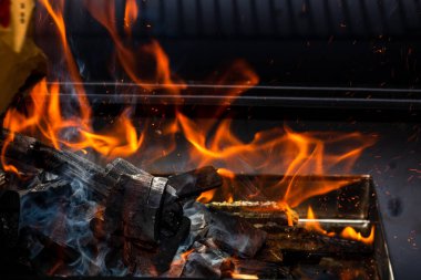 Işıl ışıl yanan ızgara ocağı. Kırmızı alevler, kömür kömürleri ve közlerle birlikte.