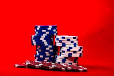 Kırmızı arkaplanda poker çiplerinin karışımı